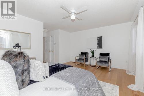 7156 Village Walk, Mississauga, ON - Indoor Photo Showing Bedroom