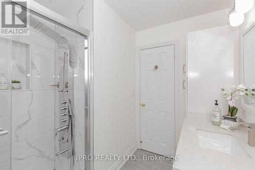 7156 Village Walk, Mississauga, ON - Indoor Photo Showing Bathroom