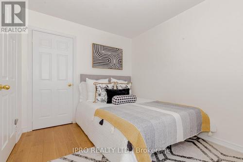 7156 Village Walk, Mississauga, ON - Indoor Photo Showing Bedroom