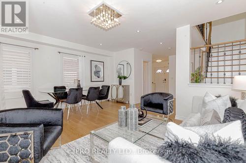 7156 Village Walk, Mississauga, ON - Indoor Photo Showing Living Room