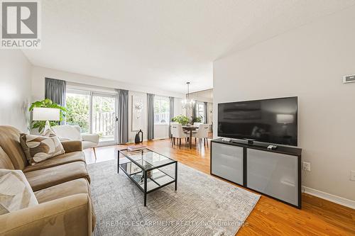 8 - 4194 Longmoor Drive, Burlington, ON - Indoor Photo Showing Living Room