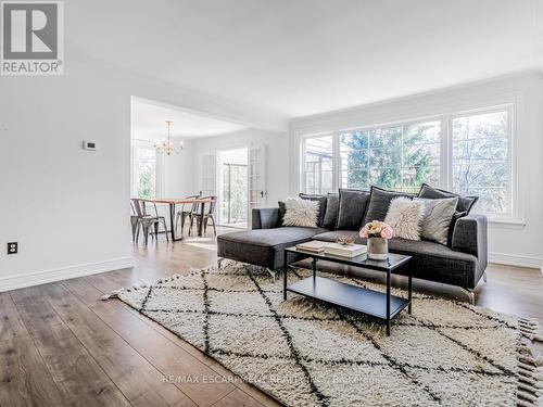 804 Shadeland Avenue, Burlington (Lasalle), ON - Indoor Photo Showing Living Room