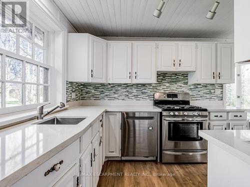 804 Shadeland Avenue, Burlington (Lasalle), ON - Indoor Photo Showing Kitchen With Upgraded Kitchen