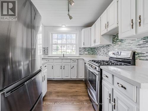 804 Shadeland Avenue, Burlington (Lasalle), ON - Indoor Photo Showing Kitchen With Upgraded Kitchen