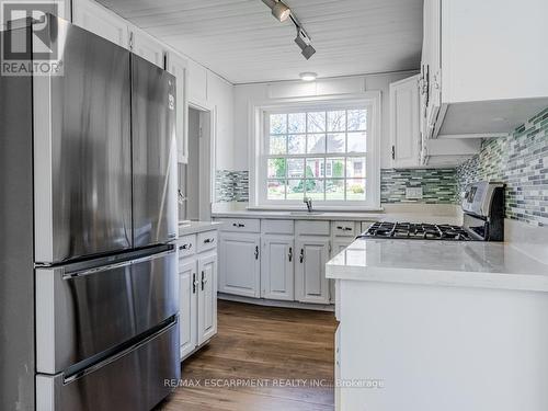 804 Shadeland Avenue, Burlington (Lasalle), ON - Indoor Photo Showing Kitchen With Upgraded Kitchen