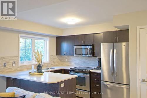 4 - 2563 Sixth Line, Oakville, ON - Indoor Photo Showing Kitchen With Stainless Steel Kitchen With Upgraded Kitchen