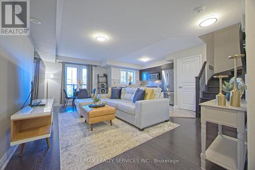 4 - 2563 Sixth Line, Oakville, ON - Indoor Photo Showing Living Room