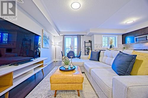 4 - 2563 Sixth Line, Oakville, ON - Indoor Photo Showing Living Room