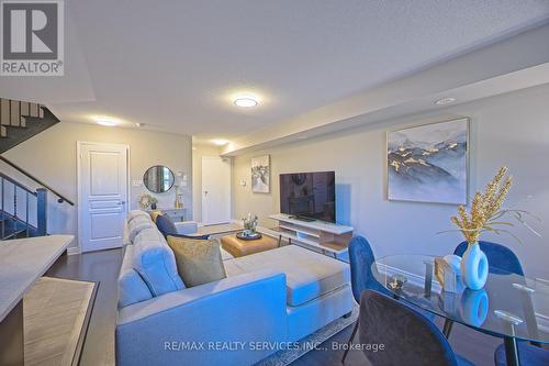 4 - 2563 Sixth Line, Oakville, ON - Indoor Photo Showing Living Room