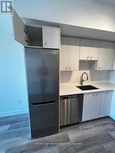 711 - 5 Wellington Street S, Kitchener, ON - Indoor Photo Showing Kitchen