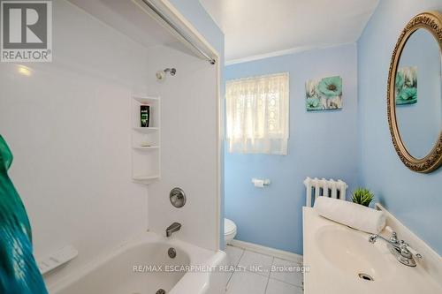 22 Niagara Street, Hamilton, ON - Indoor Photo Showing Bathroom