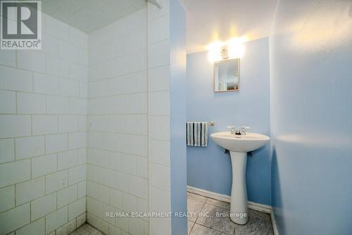 22 Niagara Street, Hamilton, ON - Indoor Photo Showing Bathroom