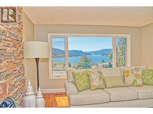 12311 Husband Road, Coldstream, BC - Indoor Photo Showing Living Room