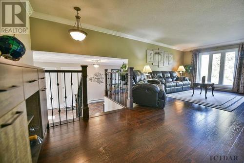 336 Government Rd S, Timmins, ON - Indoor Photo Showing Living Room