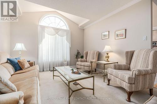 34 Loyalist Court, Barrie, ON - Indoor Photo Showing Living Room