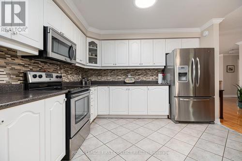 34 Loyalist Court, Barrie, ON - Indoor Photo Showing Kitchen