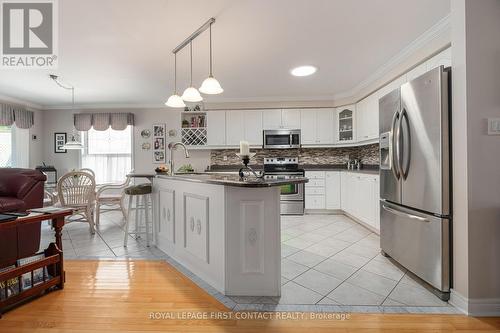 34 Loyalist Court, Barrie, ON - Indoor Photo Showing Kitchen With Upgraded Kitchen