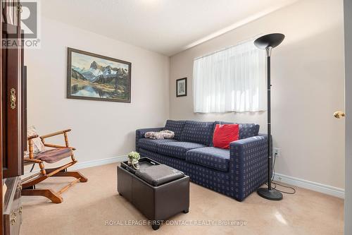 34 Loyalist Court, Barrie, ON - Indoor Photo Showing Living Room