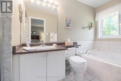 34 Loyalist Court, Barrie (Innis-Shore), ON - Indoor Photo Showing Bathroom