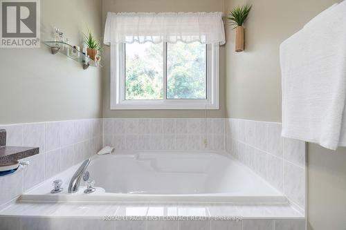 34 Loyalist Court, Barrie (Innis-Shore), ON - Indoor Photo Showing Bathroom