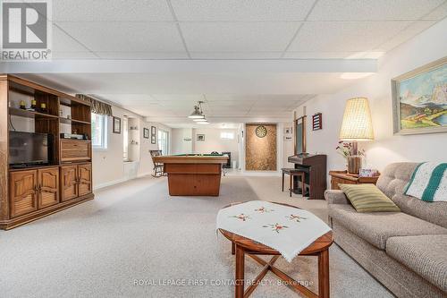 34 Loyalist Court, Barrie (Innis-Shore), ON - Indoor Photo Showing Living Room