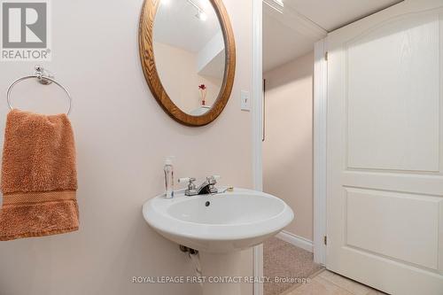 34 Loyalist Court, Barrie (Innis-Shore), ON - Indoor Photo Showing Bathroom