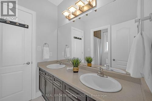 1385 Arrowhead Road, Oakville, ON - Indoor Photo Showing Bathroom