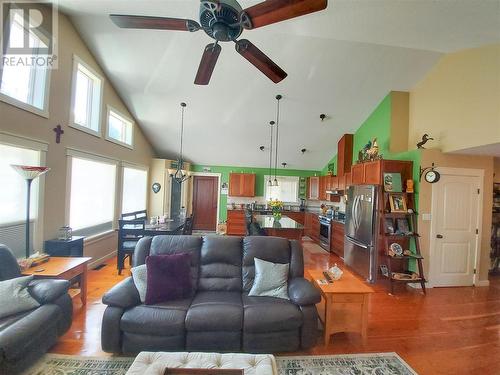 212 Falcon Avenue, Vernon, BC - Indoor Photo Showing Living Room