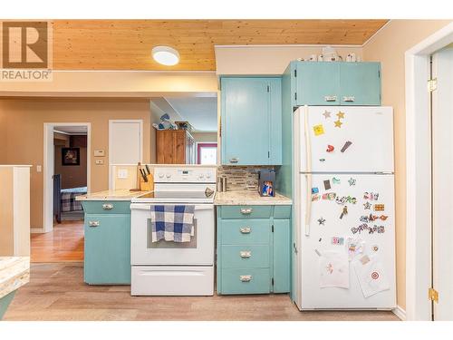 309 Baird Avenue, Enderby, BC - Indoor Photo Showing Kitchen