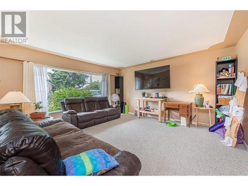 309 Baird Avenue, Enderby, BC - Indoor Photo Showing Living Room