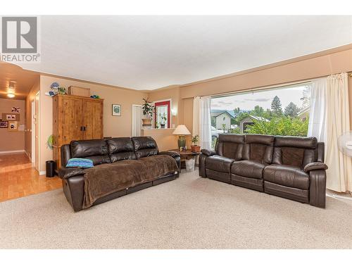 309 Baird Avenue, Enderby, BC - Indoor Photo Showing Living Room