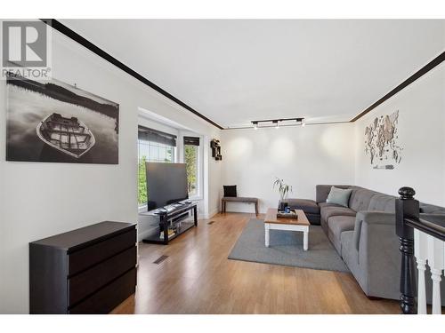 10509 Teresa Road, Lake Country, BC - Indoor Photo Showing Living Room