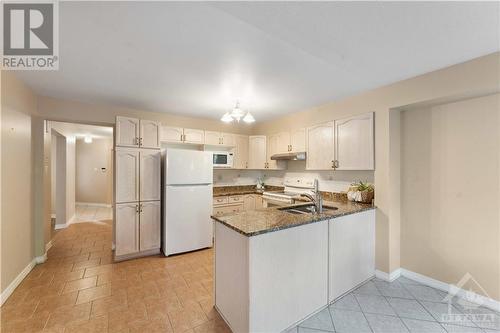 137 Shirley'S Brook Drive, Kanata, ON - Indoor Photo Showing Kitchen With Double Sink