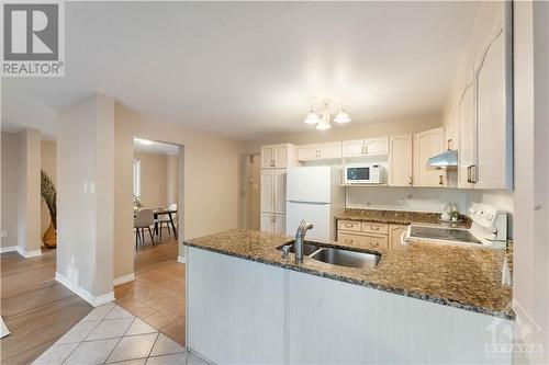 137 Shirley'S Brook Drive, Kanata, ON - Indoor Photo Showing Kitchen With Double Sink