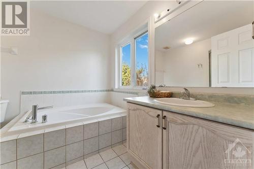 137 Shirley'S Brook Drive, Kanata, ON - Indoor Photo Showing Bathroom