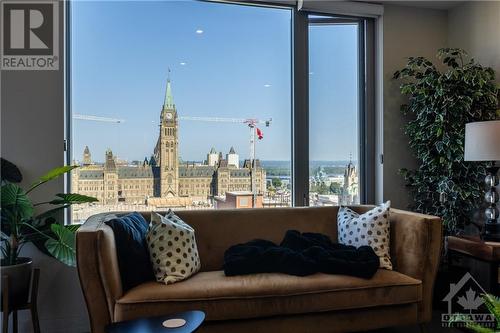 101 Queen Street Unit#1404, Ottawa, ON - Indoor Photo Showing Living Room