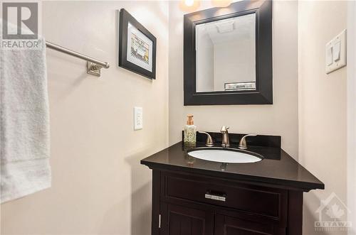 Powder room - 2029 Breezewood Street, Ottawa, ON - Indoor Photo Showing Bathroom