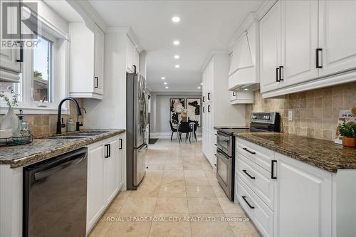 6225 Miller'S Grove, Mississauga (Meadowvale), ON - Indoor Photo Showing Kitchen With Double Sink With Upgraded Kitchen