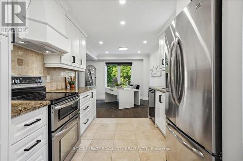 6225 Miller'S Grove, Mississauga, ON - Indoor Photo Showing Kitchen With Stainless Steel Kitchen With Upgraded Kitchen