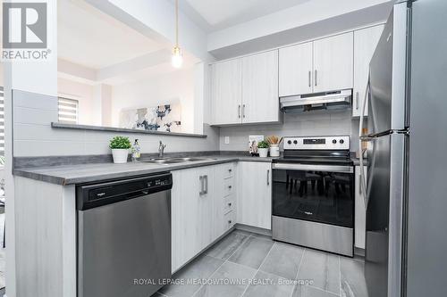 25 Elsegood Drive, Guelph, ON - Indoor Photo Showing Kitchen With Double Sink