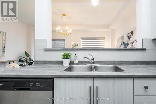 25 Elsegood Drive, Guelph, ON - Indoor Photo Showing Kitchen With Double Sink