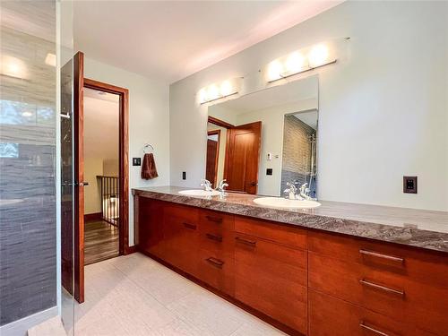 449 15Th Street, Brandon, MB - Indoor Photo Showing Bathroom