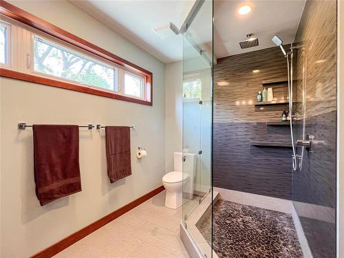 449 15Th Street, Brandon, MB - Indoor Photo Showing Bathroom