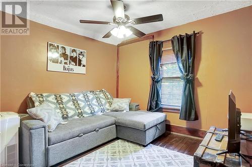 140 Park Row N, Hamilton, ON - Indoor Photo Showing Living Room