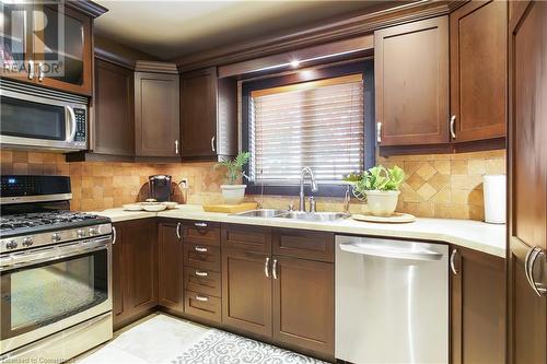 140 Park Row N, Hamilton, ON - Indoor Photo Showing Kitchen With Double Sink