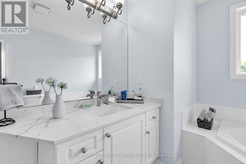 742 Guildwood Boulevard, London, ON - Indoor Photo Showing Bathroom