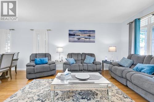 742 Guildwood Boulevard, London, ON - Indoor Photo Showing Living Room