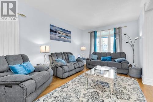 742 Guildwood Boulevard, London, ON - Indoor Photo Showing Living Room