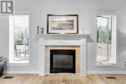 742 Guildwood Boulevard, London, ON - Indoor Photo Showing Living Room With Fireplace