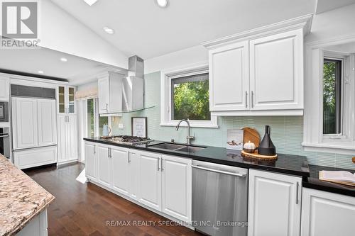 831 Caldwell Avenue, Mississauga (Lorne Park), ON - Indoor Photo Showing Kitchen With Double Sink With Upgraded Kitchen